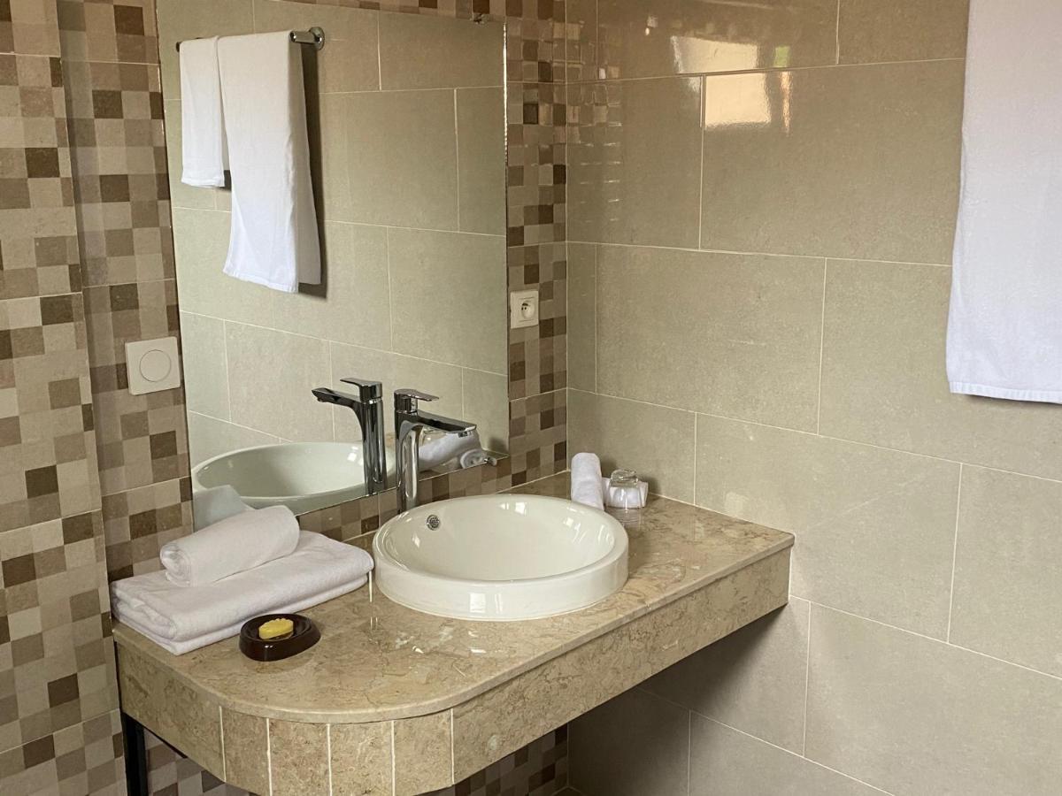 Fly Inn Madagascar Hotel - Navette Gratuite H24 - A 300M De L'Aeroport International Ivato-Antananarivo Ivato  Zewnętrze zdjęcie