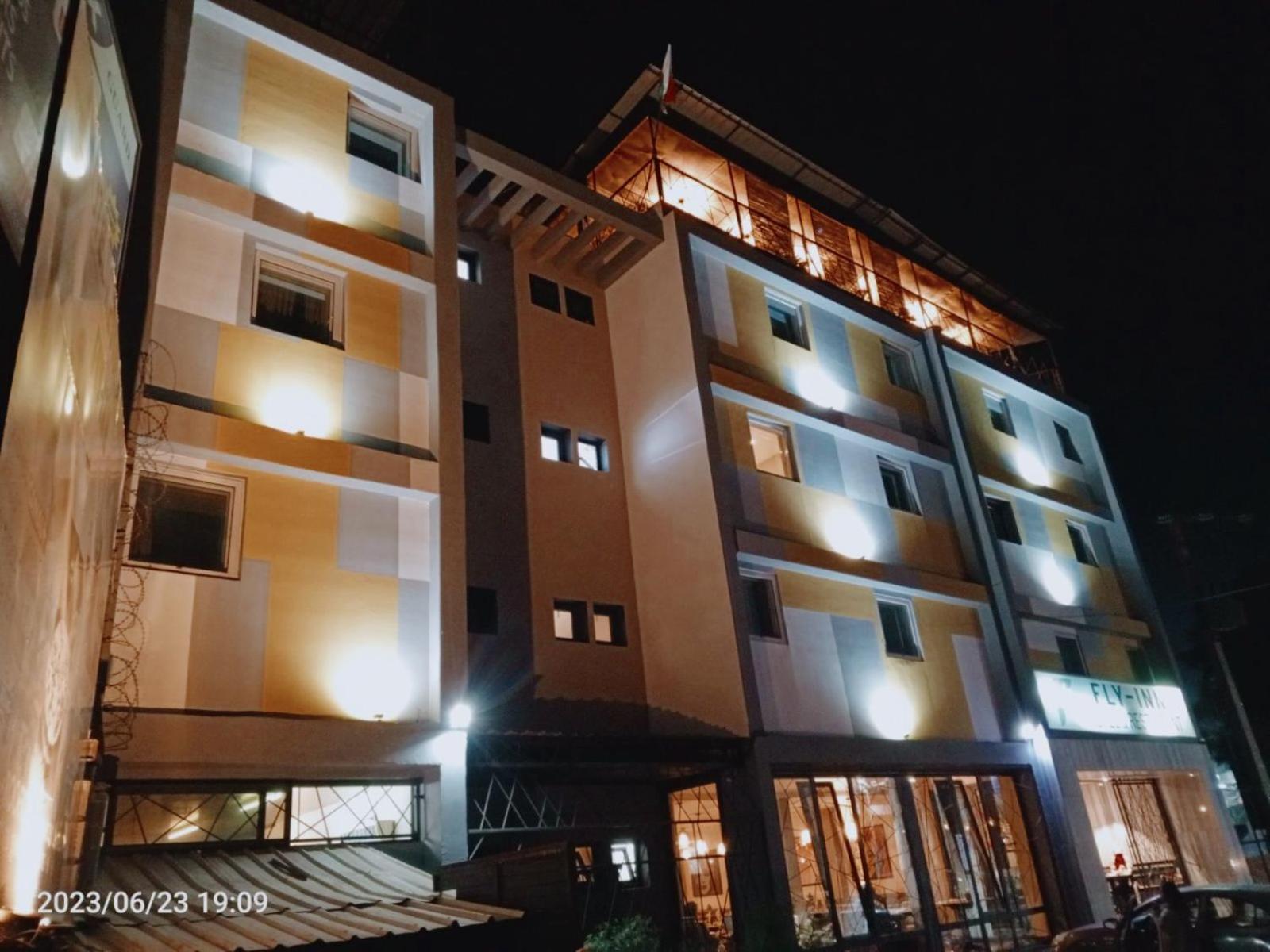 Fly Inn Madagascar Hotel - Navette Gratuite H24 - A 300M De L'Aeroport International Ivato-Antananarivo Ivato  Zewnętrze zdjęcie