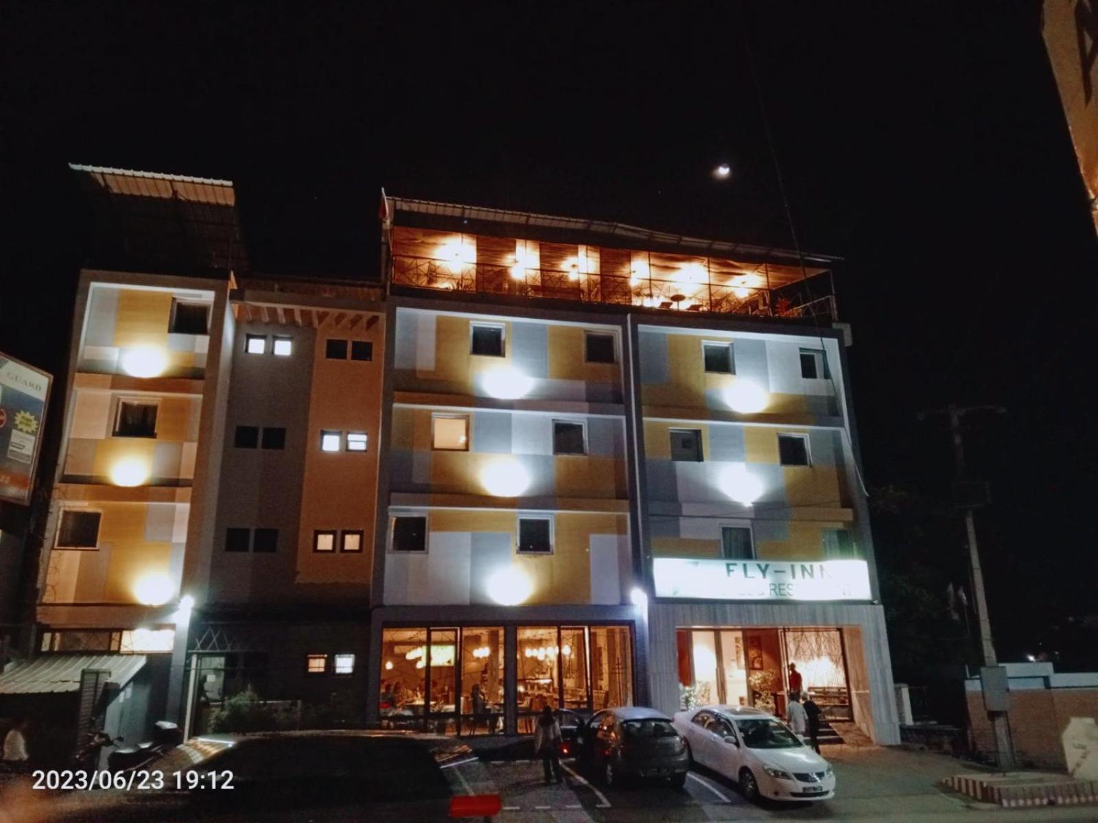 Fly Inn Madagascar Hotel - Navette Gratuite H24 - A 300M De L'Aeroport International Ivato-Antananarivo Ivato  Zewnętrze zdjęcie